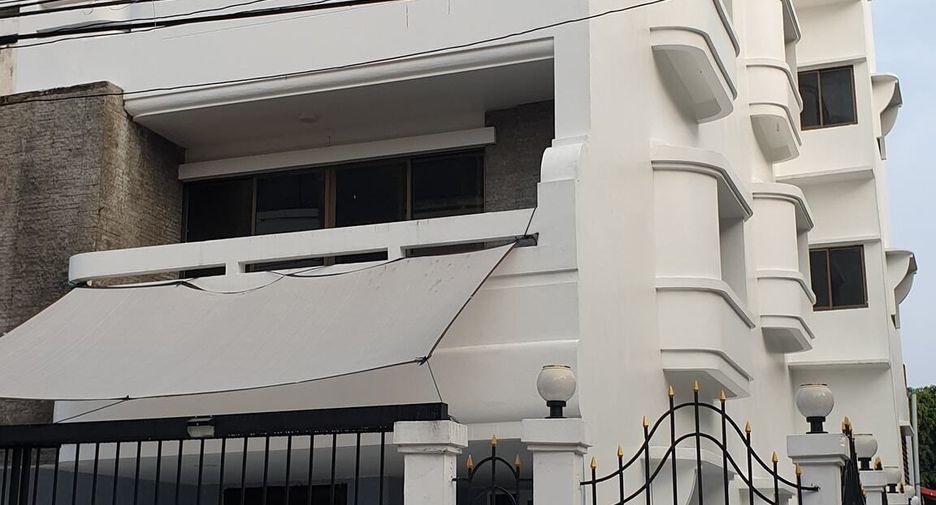 For sale 4 Beds townhouse in Bang Khae, Bangkok