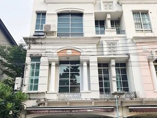 For rent 3 Beds townhouse in Wang Thonglang, Bangkok
