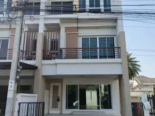 For rent 3 Beds townhouse in Lat Phrao, Bangkok