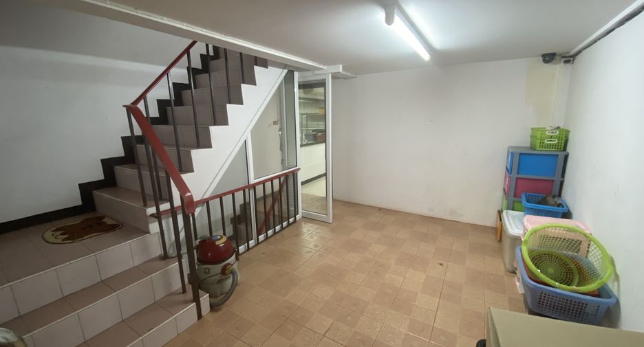 For sale 5 bed townhouse in Mueang Nonthaburi, Nonthaburi