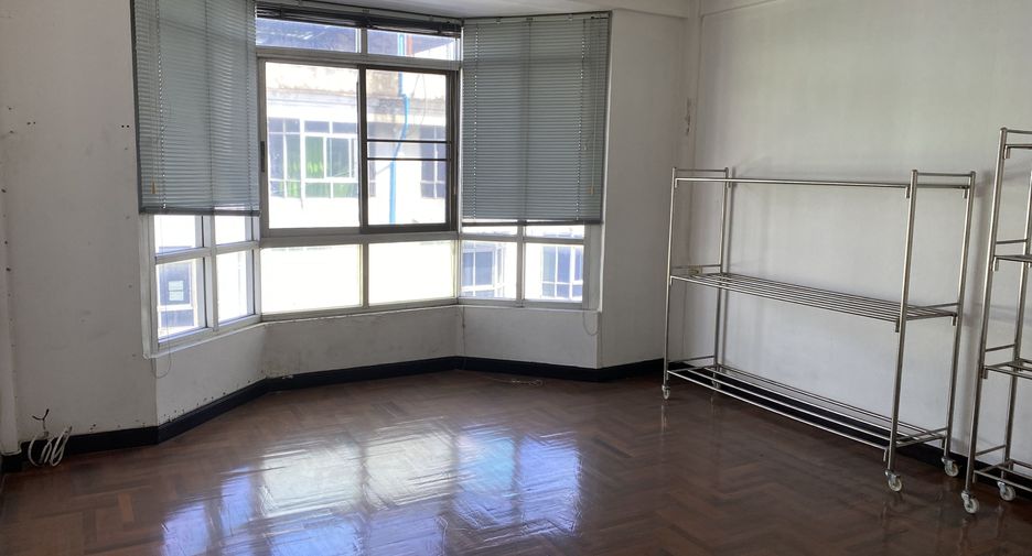 For sale 5 bed townhouse in Mueang Nonthaburi, Nonthaburi