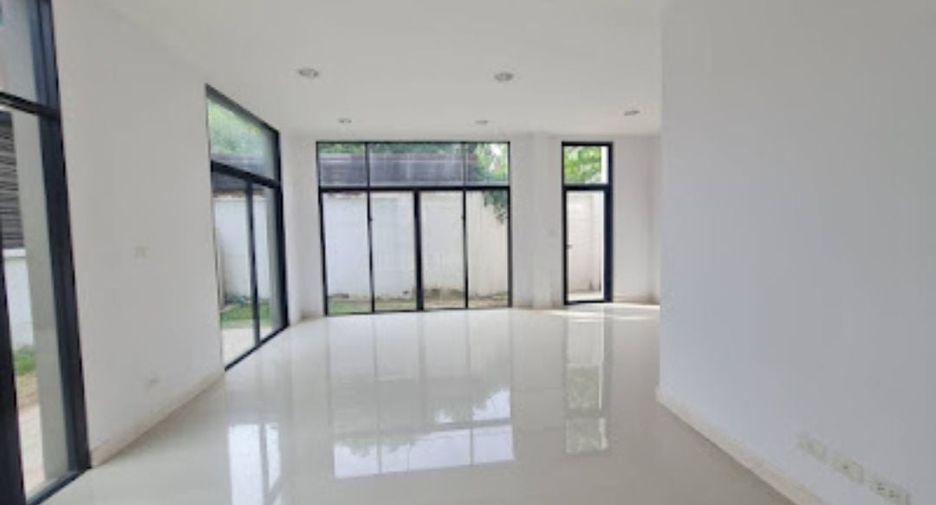 For sale 4 bed townhouse in Mueang Nonthaburi, Nonthaburi