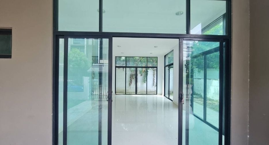 For sale 4 bed townhouse in Mueang Nonthaburi, Nonthaburi