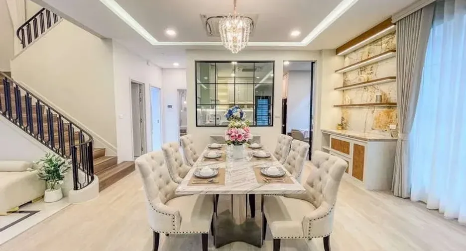For rent and for sale 4 bedrooms house in Saphan Sung, Bangkok
