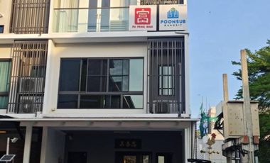 For sale 3 Beds townhouse in Lat Phrao, Bangkok