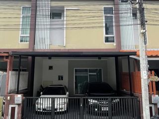 For sale 3 bed townhouse in Bang Khae, Bangkok