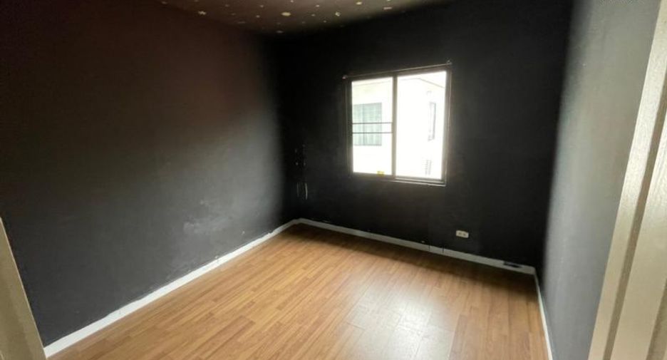 For sale 3 Beds townhouse in Lam Luk Ka, Pathum Thani