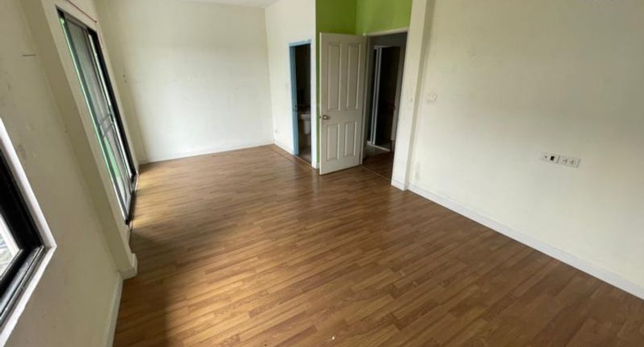 For sale 3 Beds townhouse in Lam Luk Ka, Pathum Thani