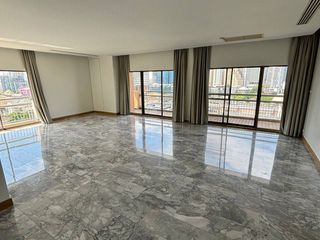 For sale 4 Beds condo in Watthana, Bangkok