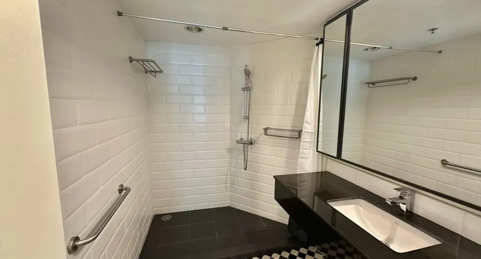 For rent 2 bed condo in Huai Khwang, Bangkok