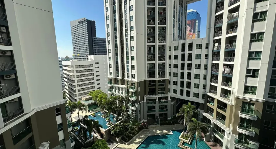 For rent 2 bed condo in Huai Khwang, Bangkok