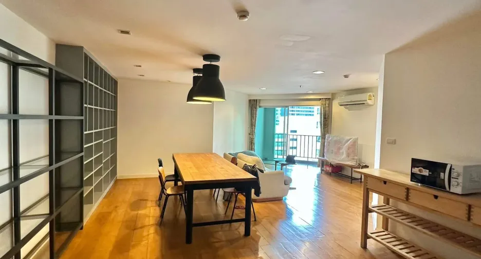For rent 2 bed condo in Huai Khwang, Bangkok