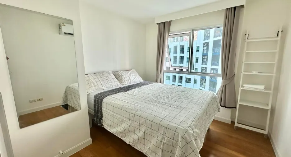 For rent 2 bed condo in Huai Khwang, Bangkok