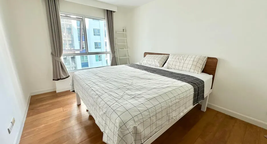 For rent 2 bed condo in Huai Khwang, Bangkok