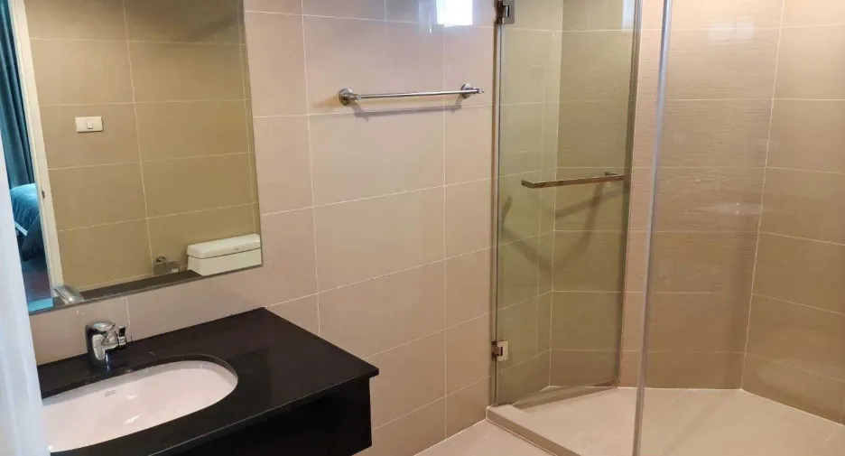 For sale 5 bed condo in Huai Khwang, Bangkok