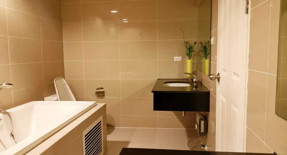 For sale 5 bed condo in Huai Khwang, Bangkok
