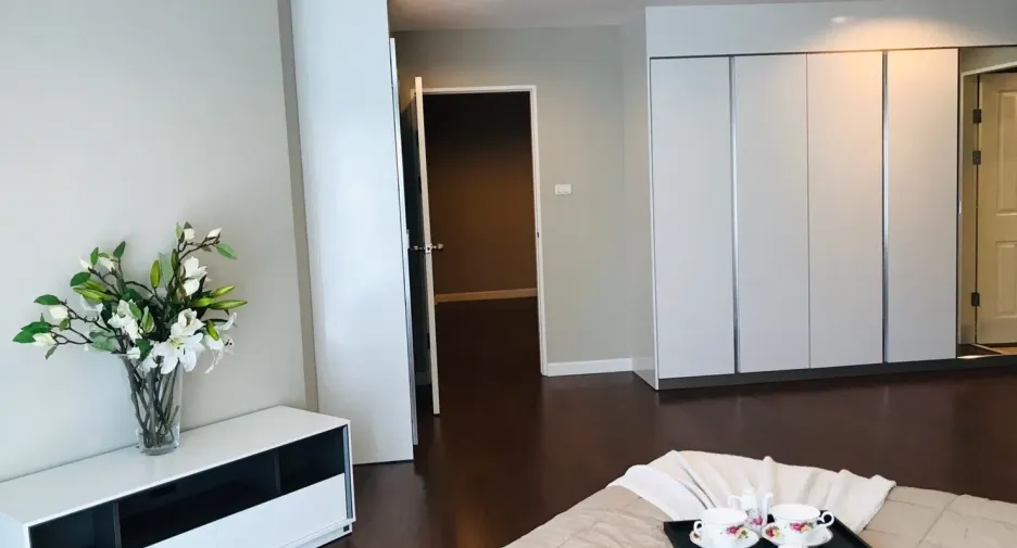 For sale 5 bed condo in Huai Khwang, Bangkok