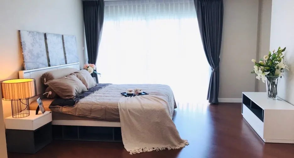 For sale 5 bed condo in Huai Khwang, Bangkok