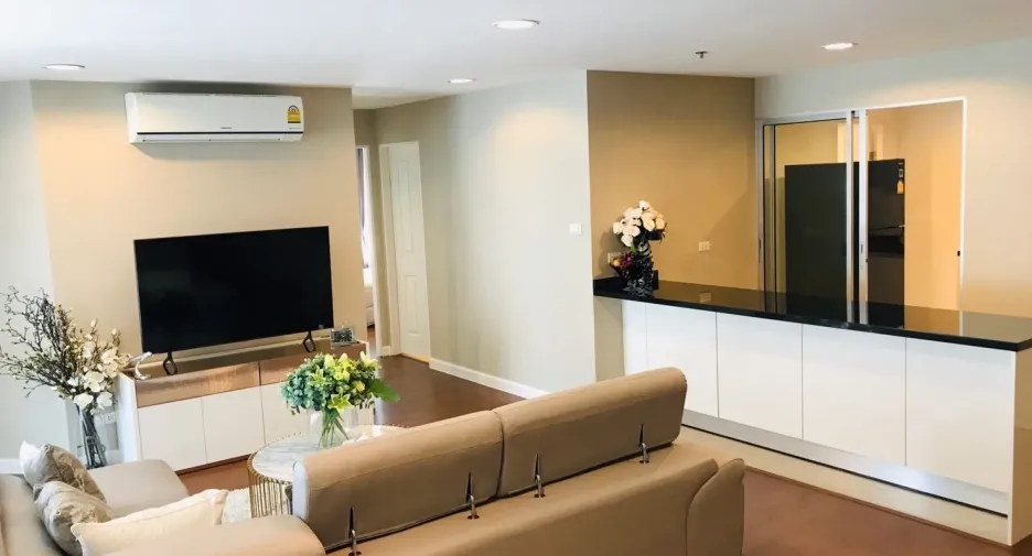 For sale 5 bed condo in Huai Khwang, Bangkok