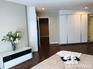 For rent 5 Beds condo in Huai Khwang, Bangkok