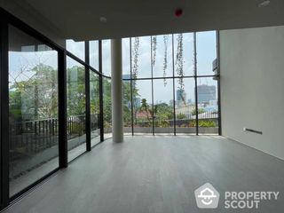 For sale 3 Beds condo in Huai Khwang, Bangkok