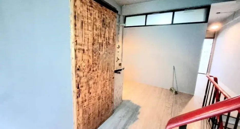For rent 5 bedrooms retail Space in Bang Rak, Bangkok