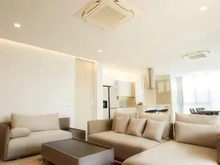 For rent 4 Beds villa in Huai Khwang, Bangkok