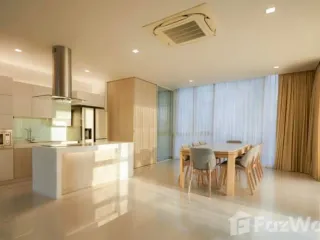 For rent 4 Beds villa in Huai Khwang, Bangkok