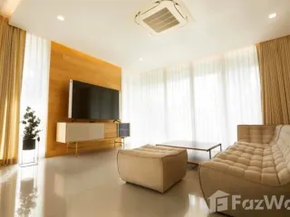 For rent 4 Beds villa in Huai Khwang, Bangkok