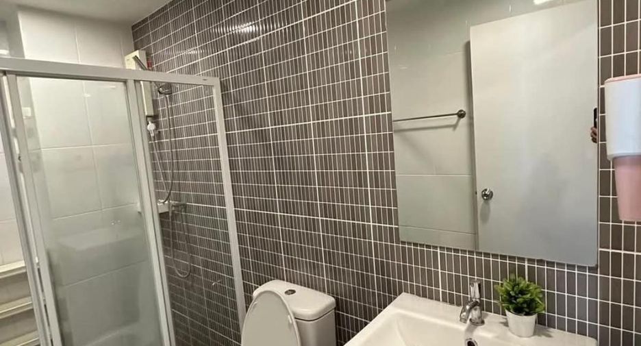 For sale 2 bed condo in Khlong Luang, Pathum Thani
