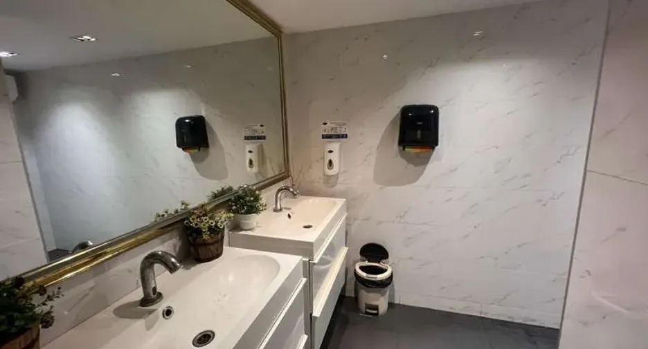 Gewerbefläche zur Miete und zum Kauf in Watthana, Bangkok
