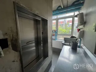 出租 和 出售 商业空间 在 Watthana, 曼谷
