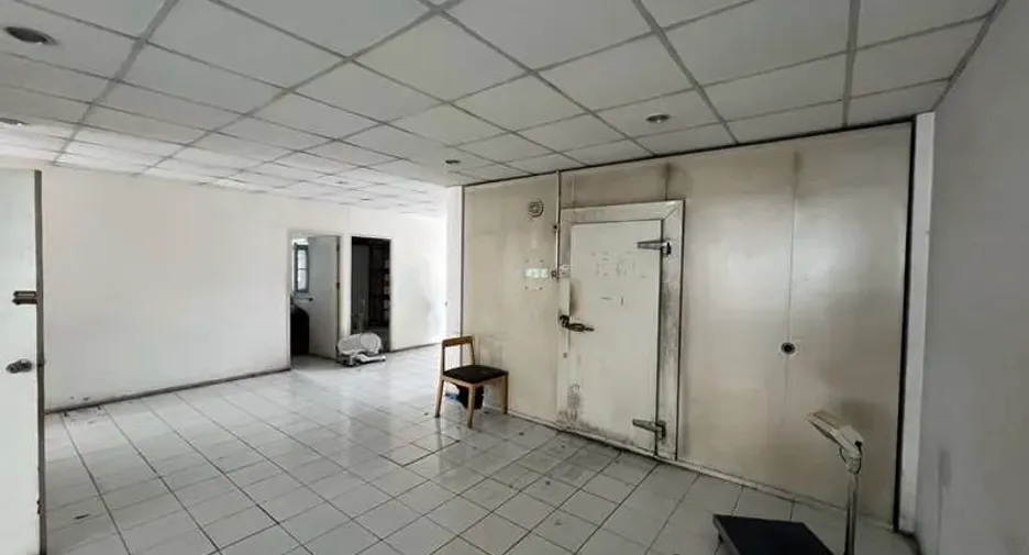 For rent and for sale retail Space in Watthana, Bangkok