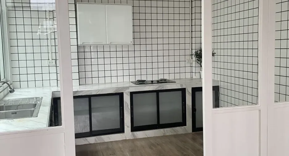 Casa adosada en alquiler y en venta de 4 habitaciones en Huai Khwang, Bangkok