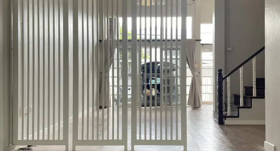 Casa adosada en alquiler y en venta de 4 habitaciones en Huai Khwang, Bangkok