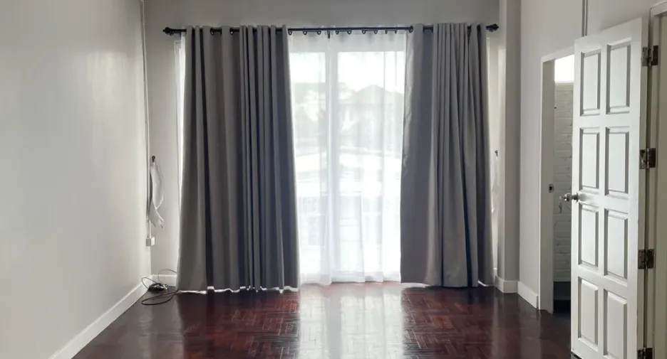 Casa adosada en alquiler y en venta de 4 habitaciones en Huai Khwang, Bangkok