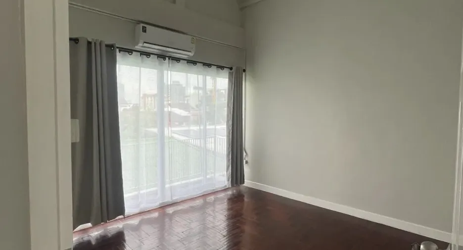 Casa adosada en alquiler y en venta de 4 habitaciones en Huai Khwang, Bangkok