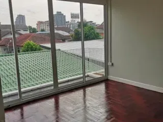 For rent and for sale 4 bedrooms townhouse in Huai Khwang, Bangkok