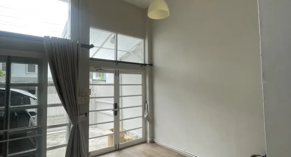 Casa adosada en alquiler y en venta de 4 habitaciones en Huai Khwang, Bangkok