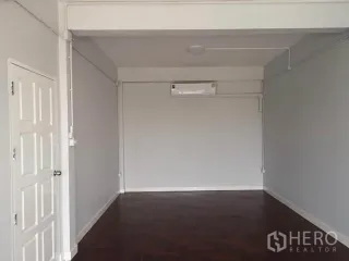 For rent and for sale 4 bedrooms townhouse in Huai Khwang, Bangkok
