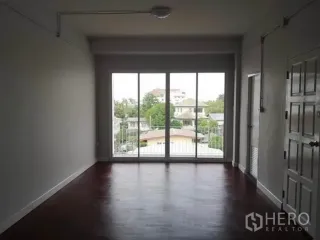 For rent and for sale 4 bedrooms townhouse in Huai Khwang, Bangkok