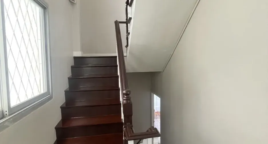 Casa adosada en alquiler y en venta de 4 habitaciones en Huai Khwang, Bangkok