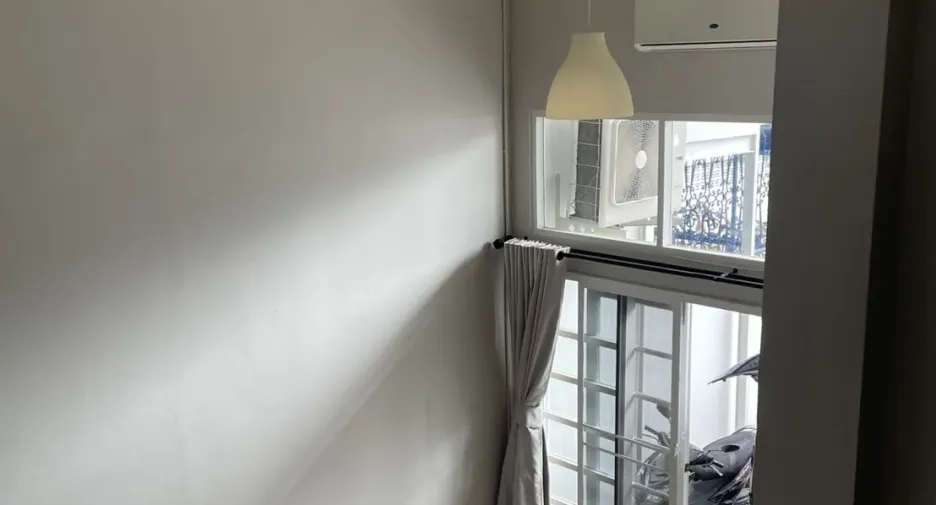 Casa adosada en alquiler y en venta de 4 habitaciones en Huai Khwang, Bangkok