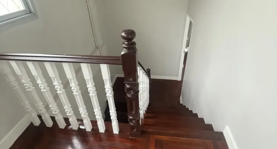 Casa adosada en alquiler y en venta de 4 habitaciones en Huai Khwang, Bangkok