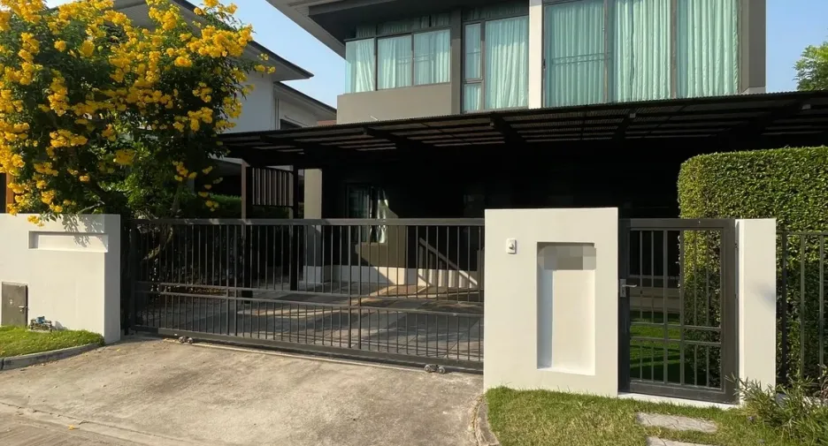 For rent 4 bedrooms house in Bang Kapi, Bangkok