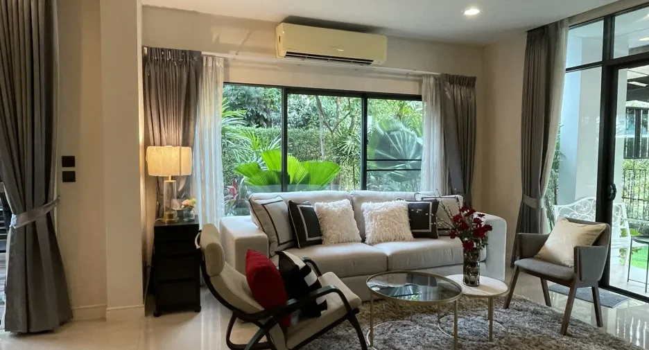 For rent 4 bedrooms house in Bang Kapi, Bangkok