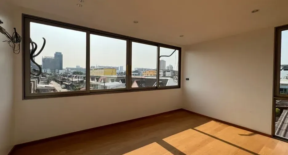 For rent and for sale 3 bedrooms office in Chatuchak, Bangkok
