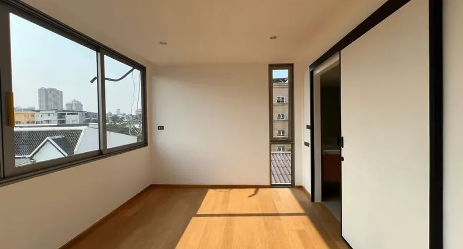 For rent and for sale 3 bedrooms office in Chatuchak, Bangkok