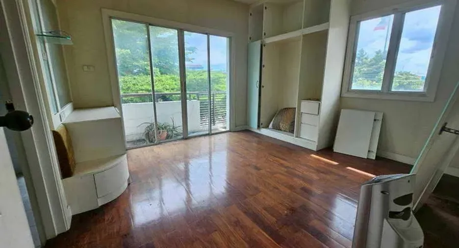 For sale 5 bedrooms townhouse in Bueng Kum, Bangkok