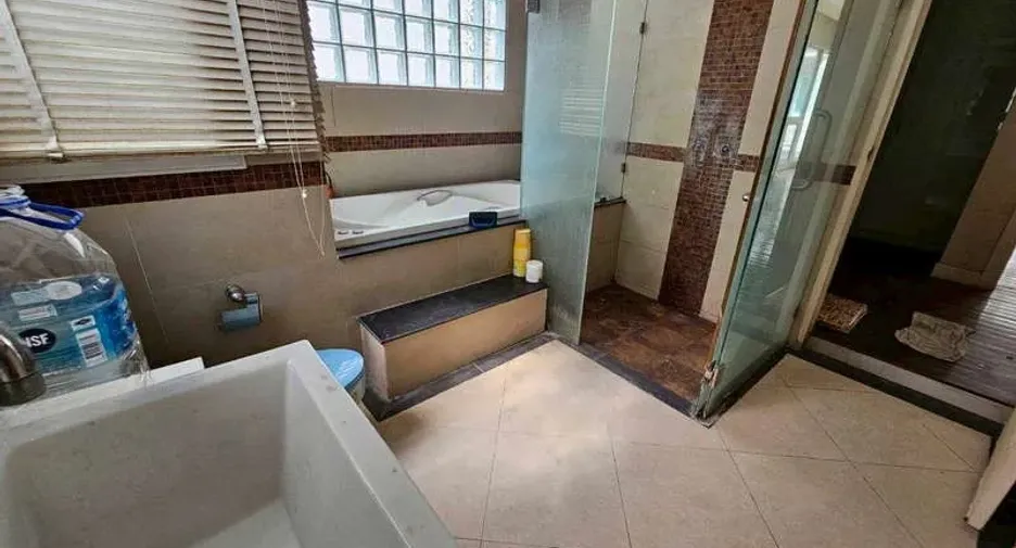 For sale 5 bedrooms townhouse in Bueng Kum, Bangkok